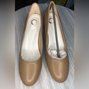 Journee Collection - Tan Heels